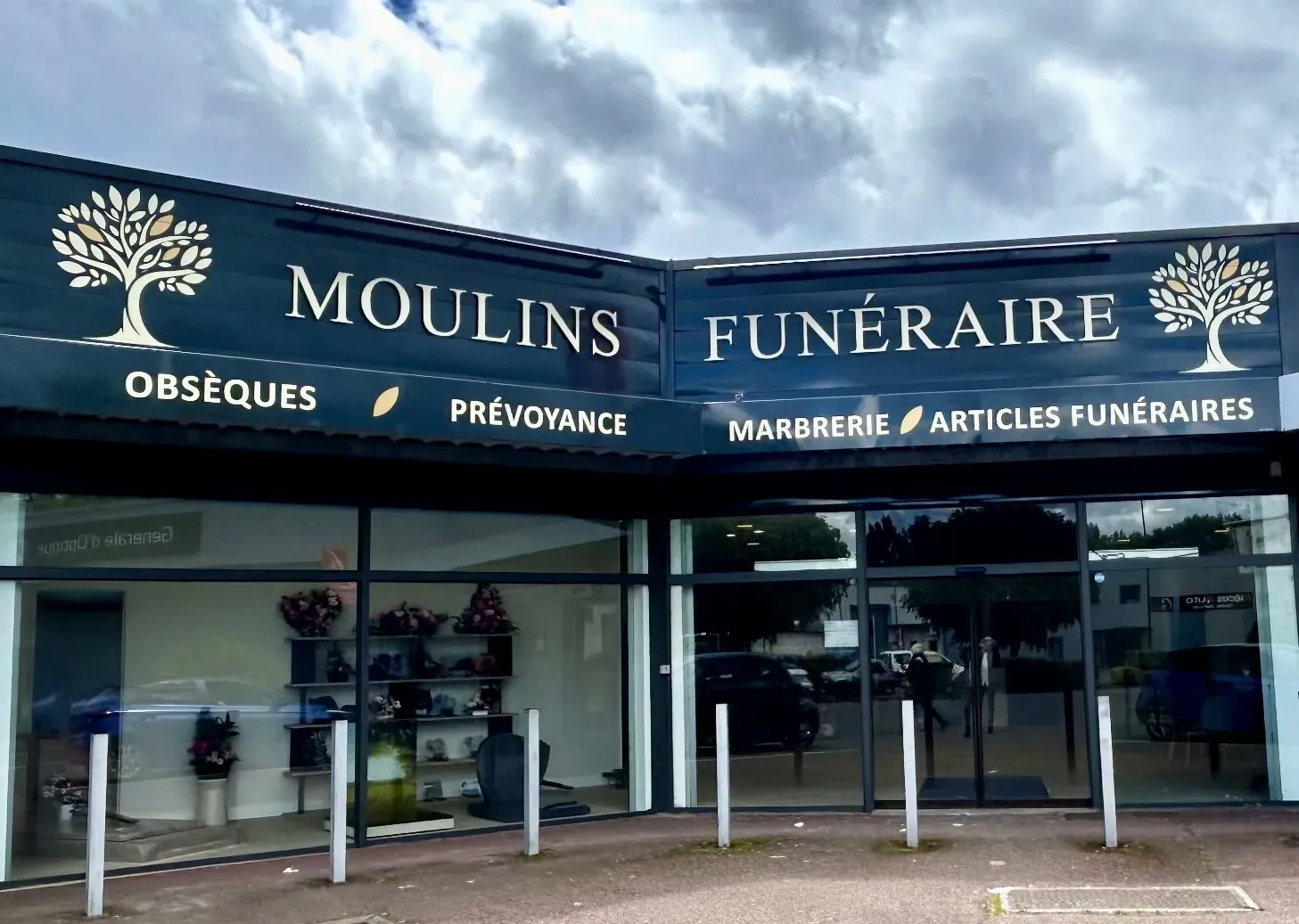 Devanture de l'agence de pompes funèbres Moulins Funéraire.