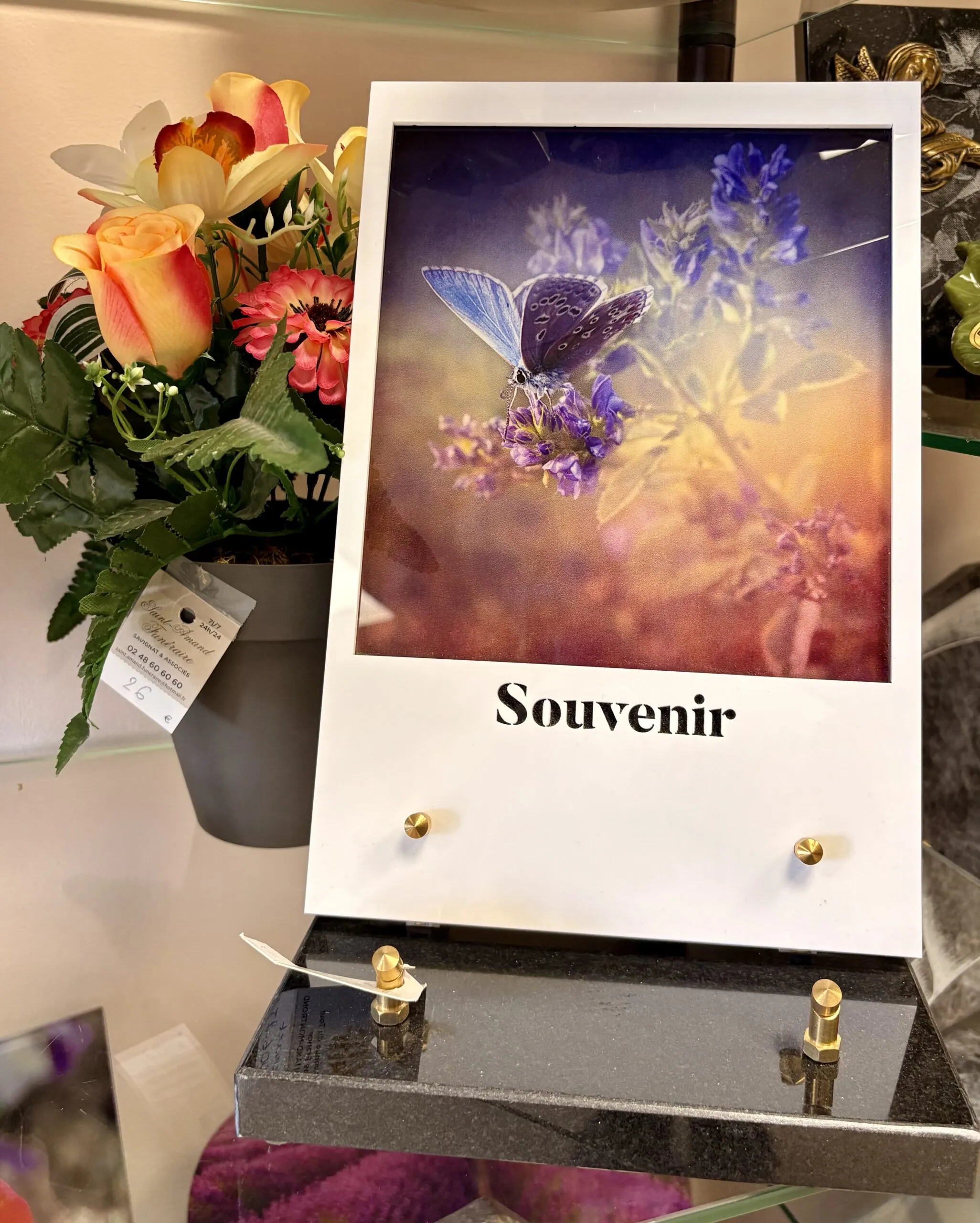 Plaque funéraire personnalisée en verre avec papillon et mention Souvenir.