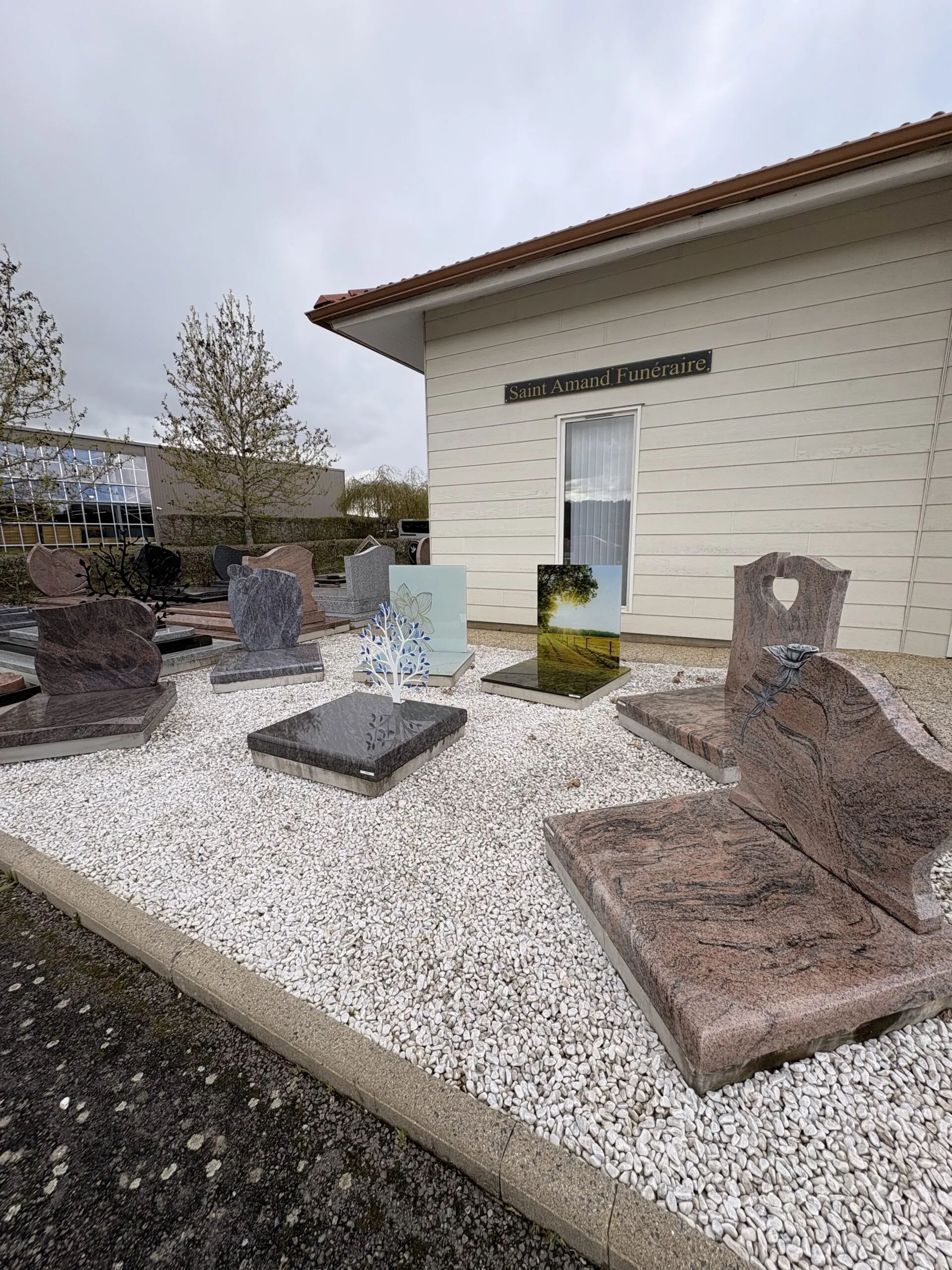 Exposition extérieure de monuments funéraires en granit chez Saint Amand Funéraire.